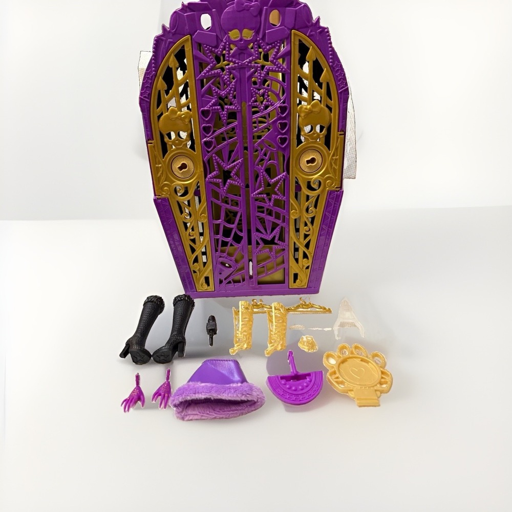 Monster High Skulltimate Hauntlywood Mysteries Clawdeen  Locker and Accessories